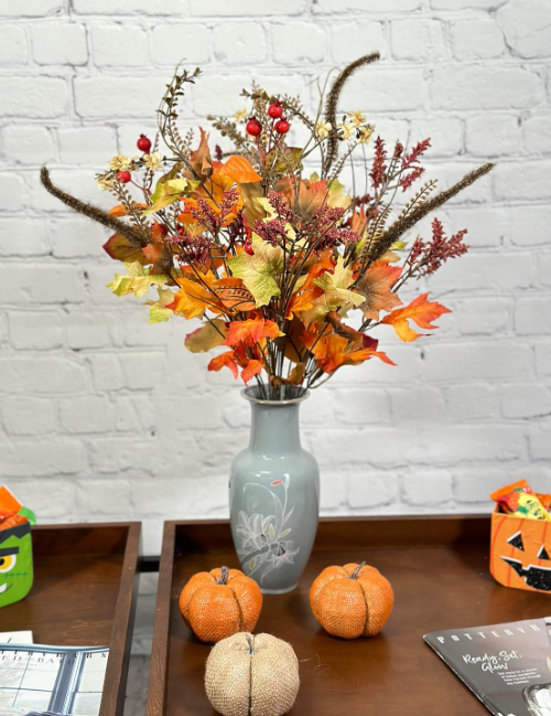 🍂 Artificial Fall Maple Leaves & Berry Bush - arreglo de follaje de otoño realista para el hogar, porche, bodas, cementerio y decoración de temporada